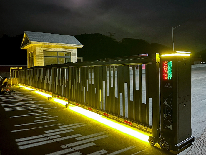 某旅游景點(diǎn)采用 “安快” 方格款段滑門