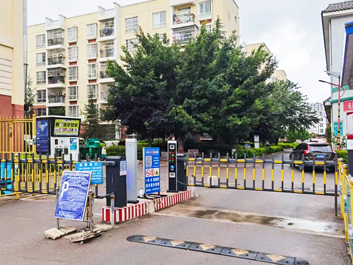 某小區(qū)停車場采用 “安快” 一進一出柵欄道閘