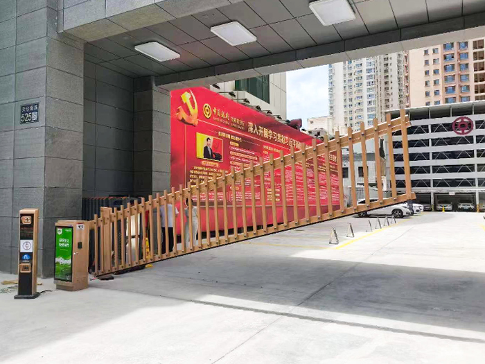 某單位停車場采用 “安快” 同進同出柵欄道閘