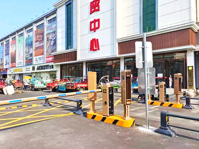 某商貿(mào)中心采用 “安快” 停車場車牌識別系統(tǒng)